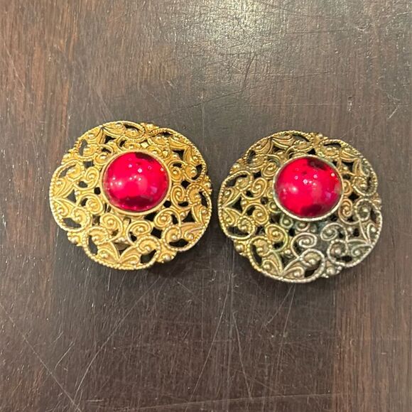 Vintage scrolled gold with red center clip earrings - Picture 1 of 3